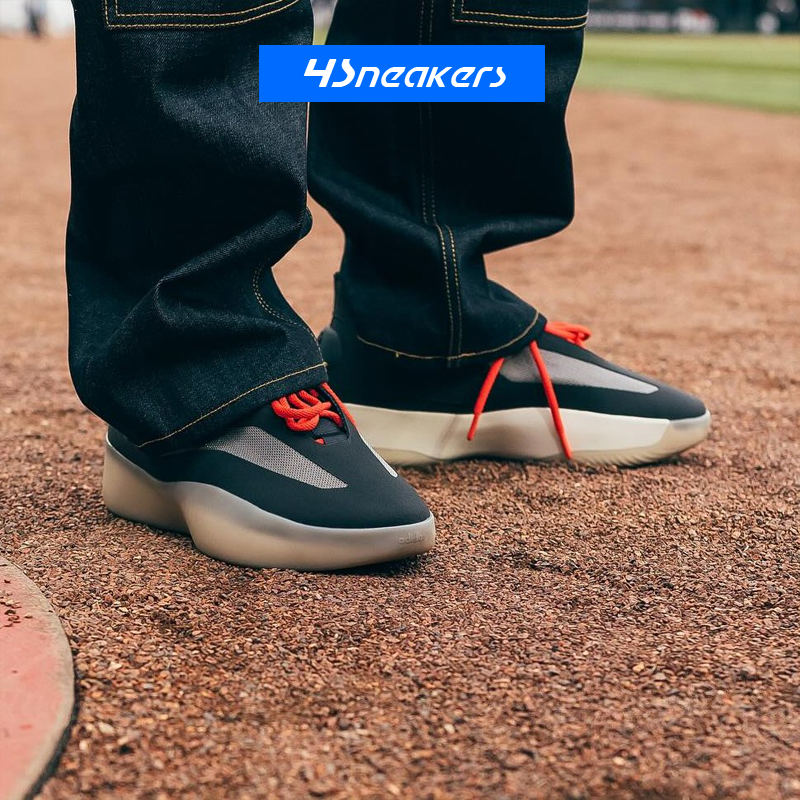 阿迪达斯联名FearofGod篮球鞋