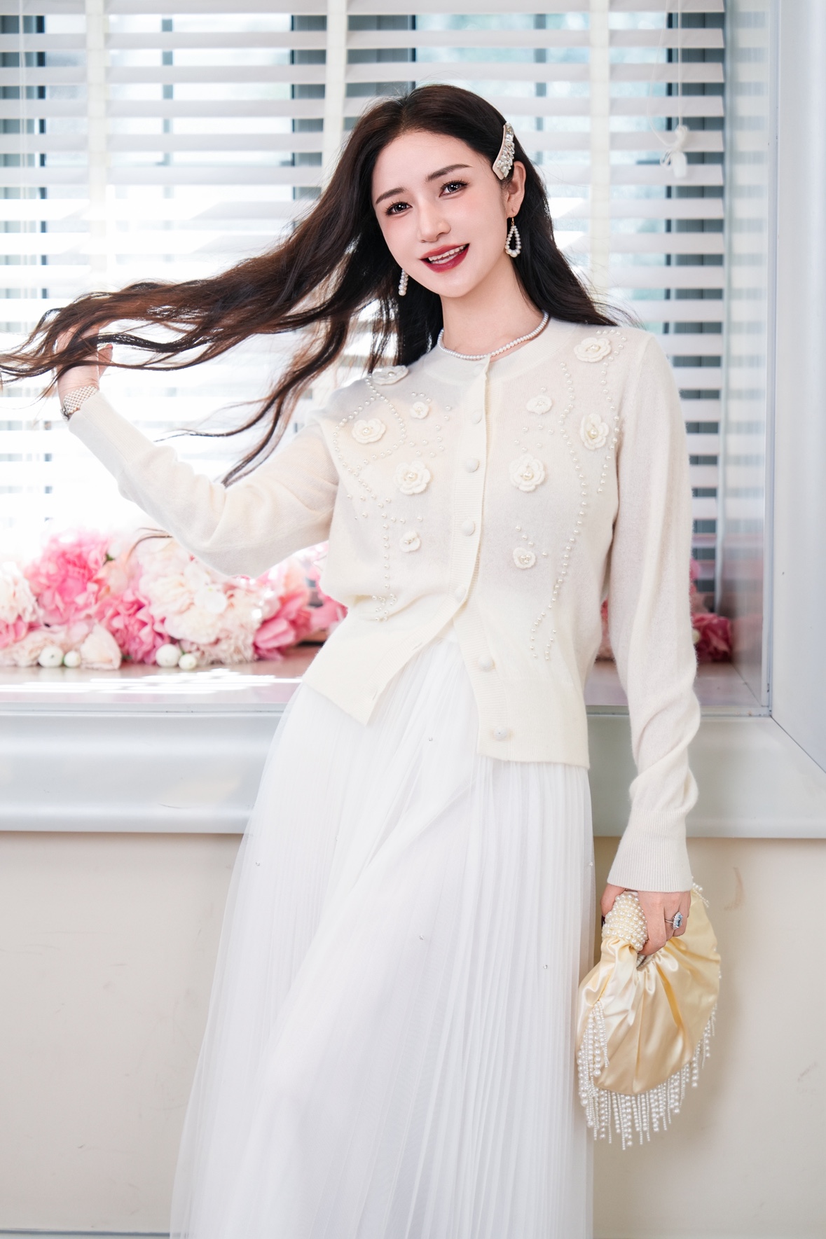 2025新款女装秋冬羊毛羊绒针织衫女宽松软糯毛衣手工钩花钉珠开衫