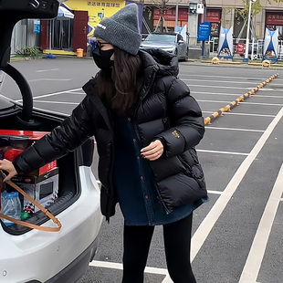 轻奢欧货爆款黑色连帽羽绒服女款冬季新款小个子白鸭绒面包服外套