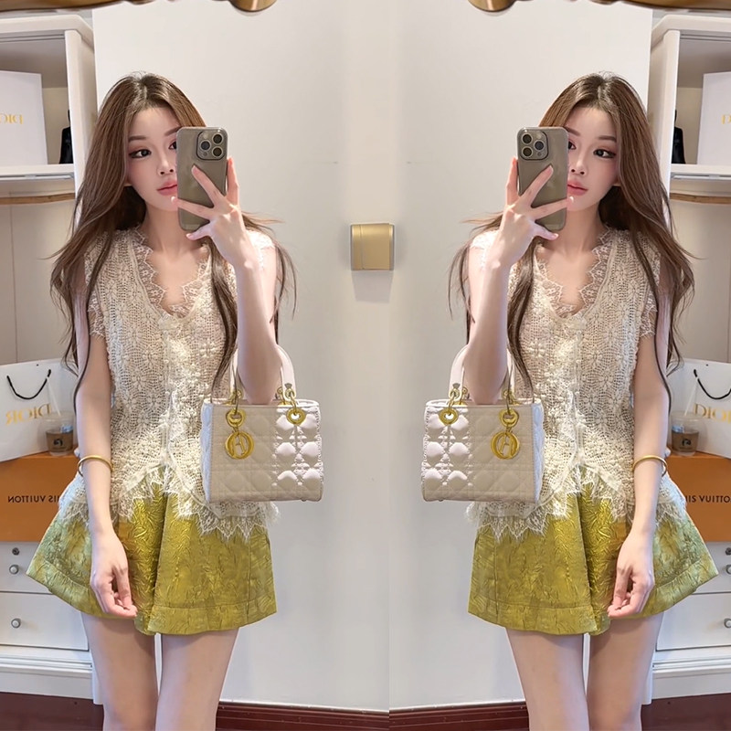 轻奢小个子独特套装夏季减龄一整套穿搭无袖上衣阔腿短裤两件套女