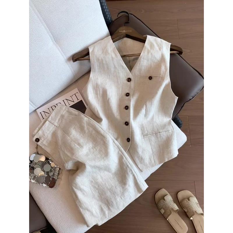 穿搭杏色西服马甲短裤套装