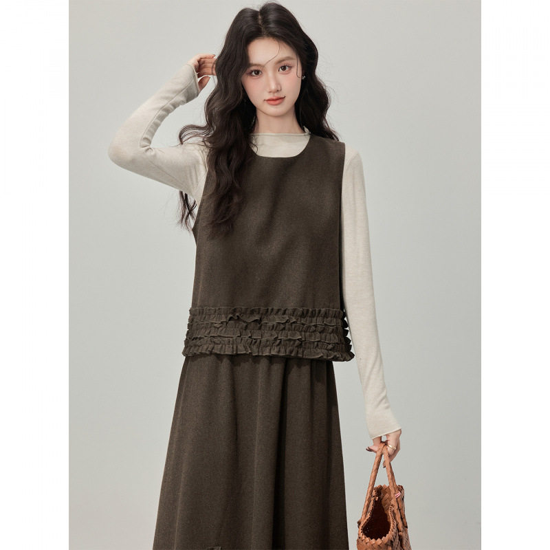 秋冬连衣裙2025新款文艺风复古套装裙针织打底衫马甲半身裙三件套