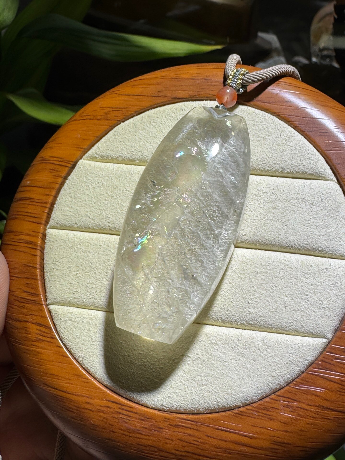 天然桶珠吊坠，带黄色点缀，晶体通透发光 尺寸53.2-24.7-15.4mm