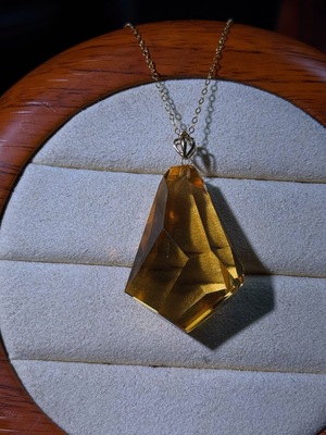 巴西黄水晶 随形吊坠 18k金镶嵌尺寸30.4-21.1-14.3mm