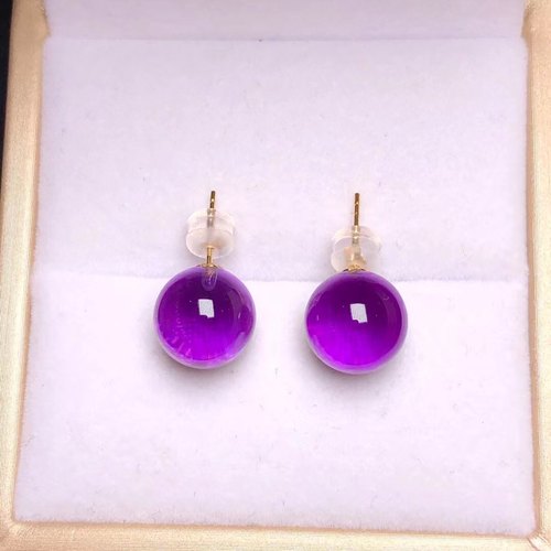 天然紫水晶18k金耳钉 晶体干净。颜色浓郁，百搭简单大方