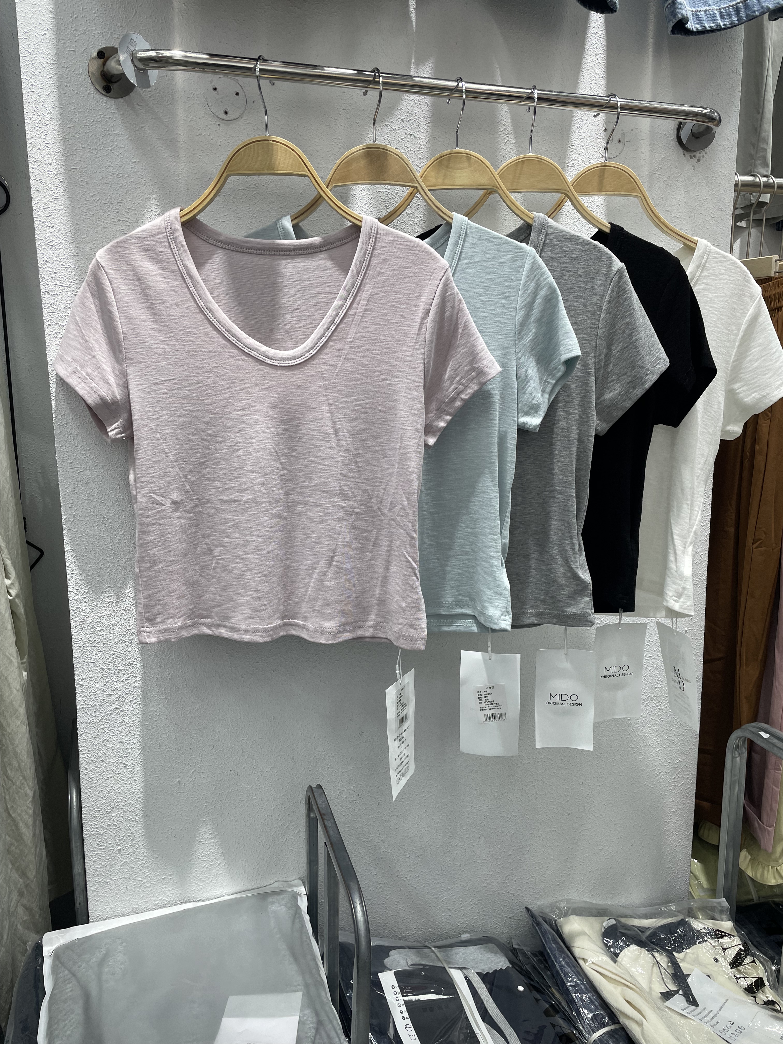 谁穿谁显瘦~小个子夏季新款简约纯色短款V领T恤弹力舒适短袖T恤女