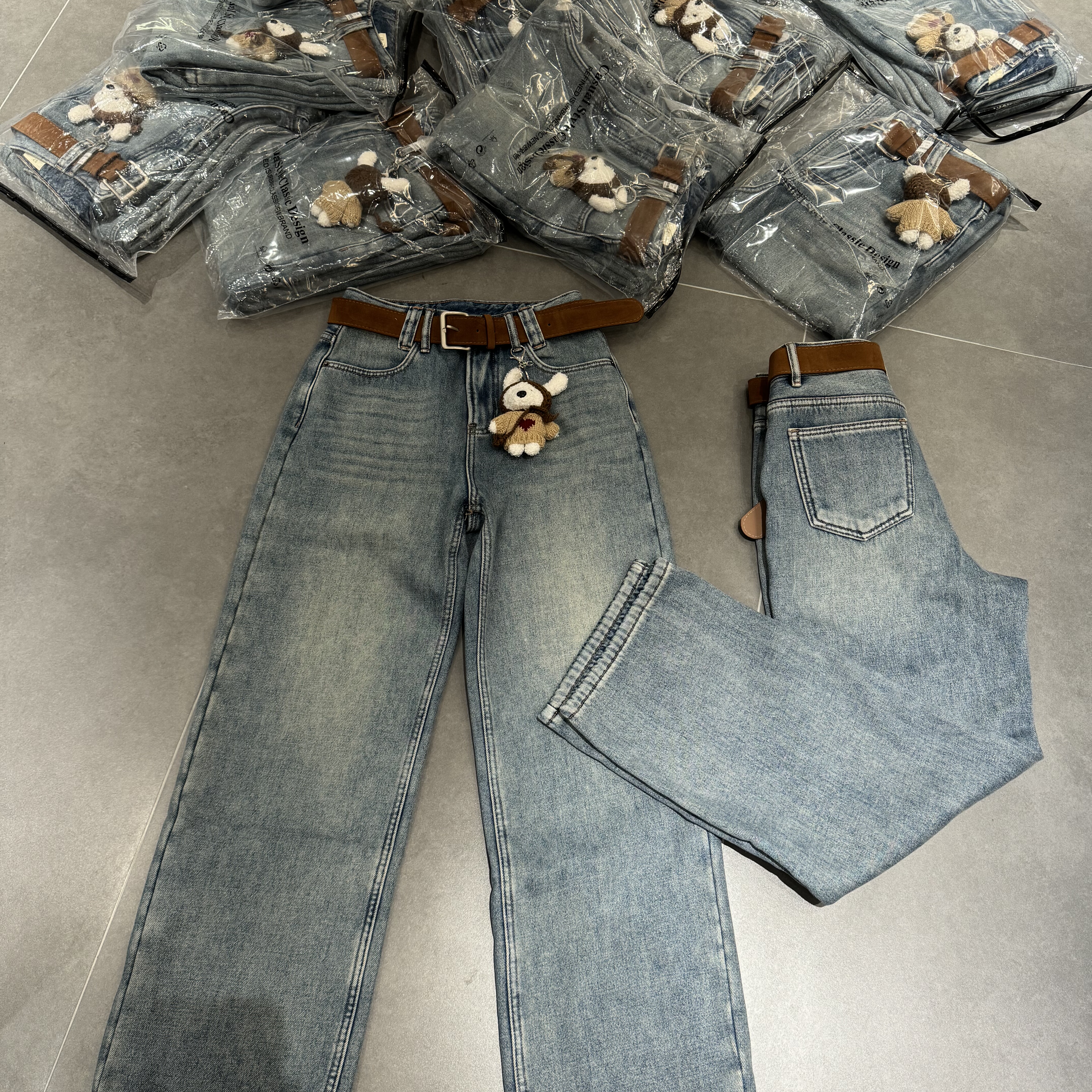 小熊挂件显瘦百搭直筒牛仔裤