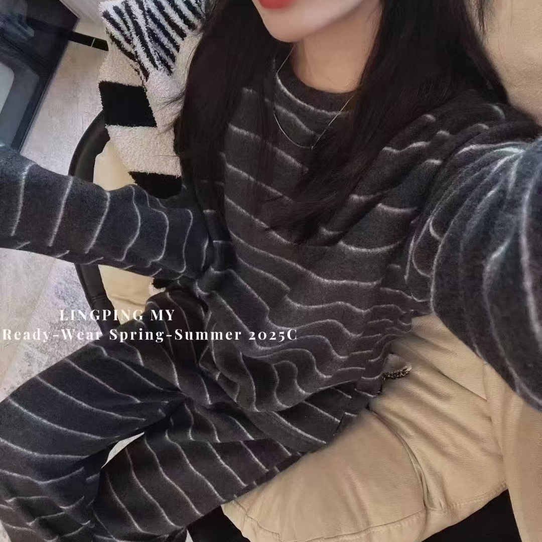 圆领长袖条纹上衣+直筒长裤套装