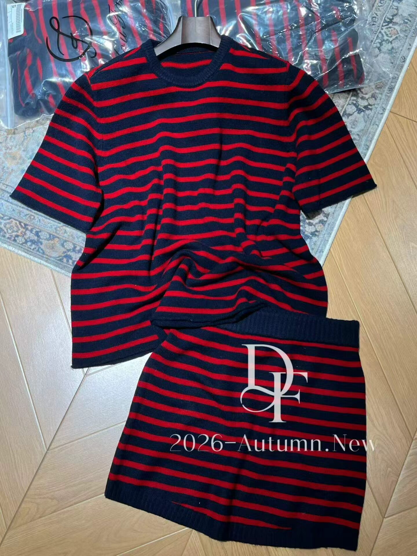 早秋圆领条纹拼色显瘦上衣半裙