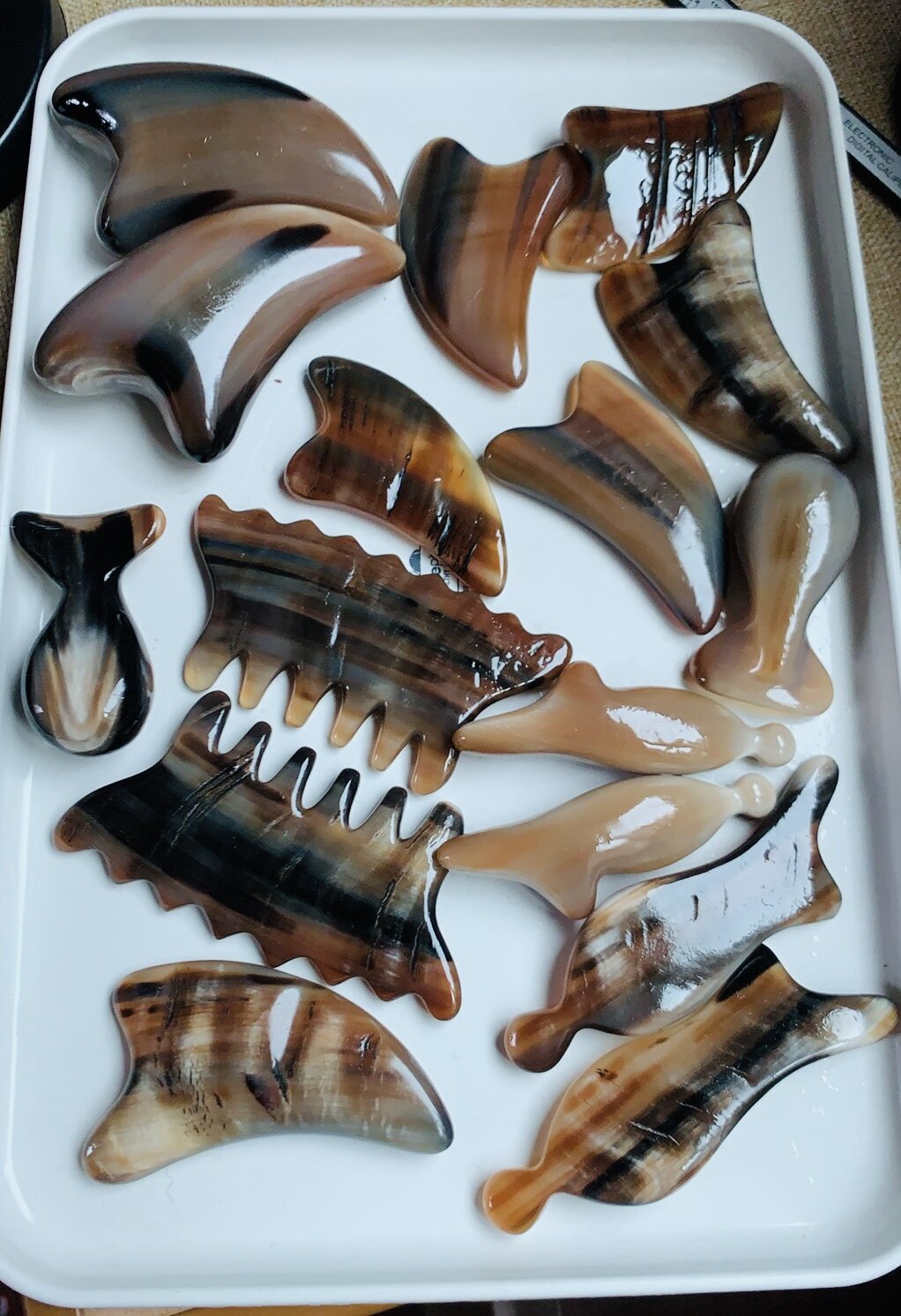 天然白水牛角高原牦牛角免压异色头疗按摩梳刮痧拔筋美容器