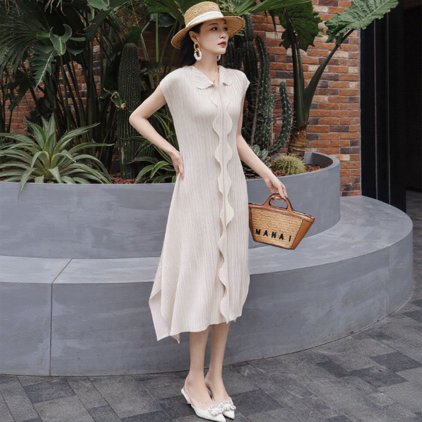 白水女连衣裙长裙显瘦显高气质性感波浪形2026年流行爆款褶皱裙子