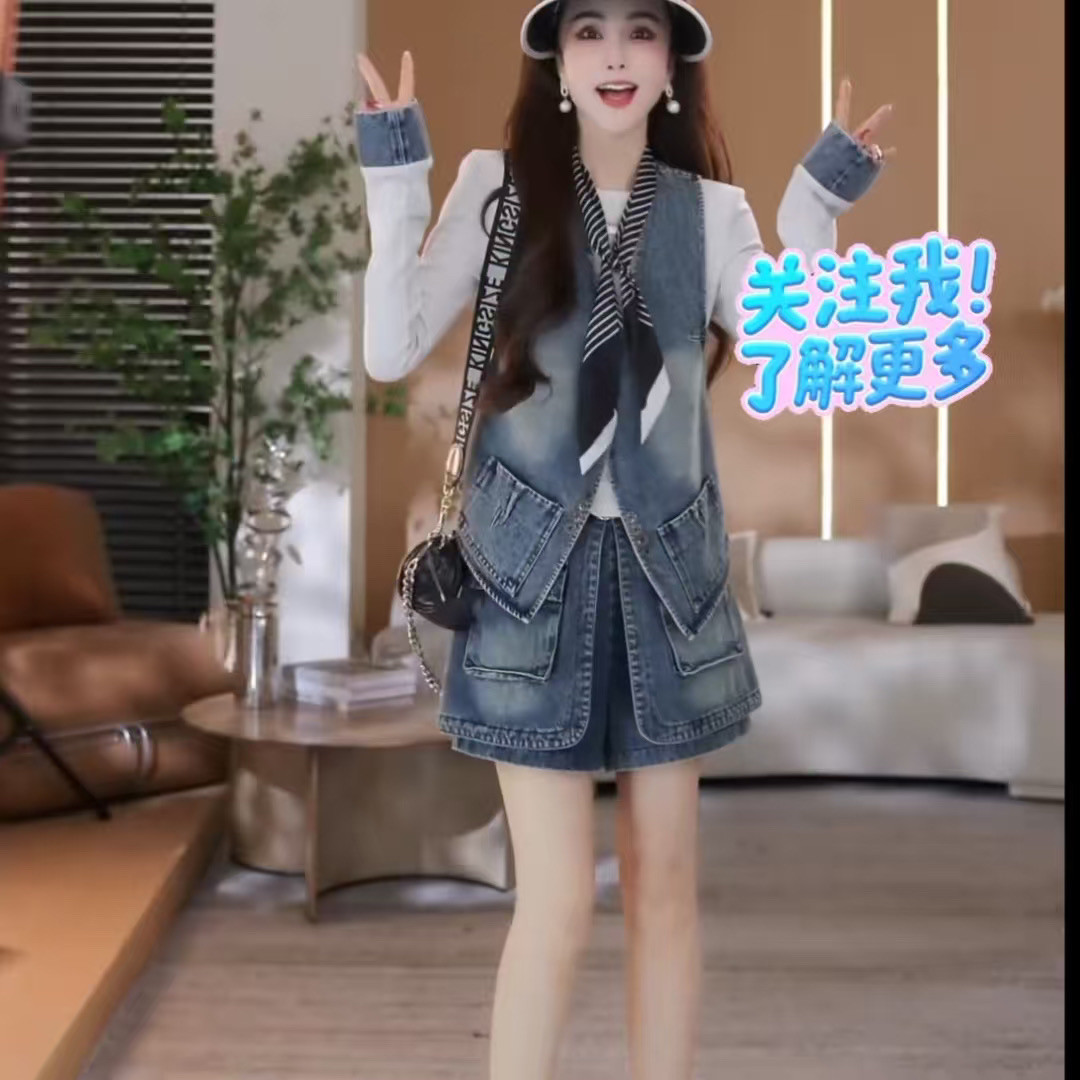 2026年春季新款潮流时尚洋气感百搭减龄打底牛仔马甲短裤三件套女