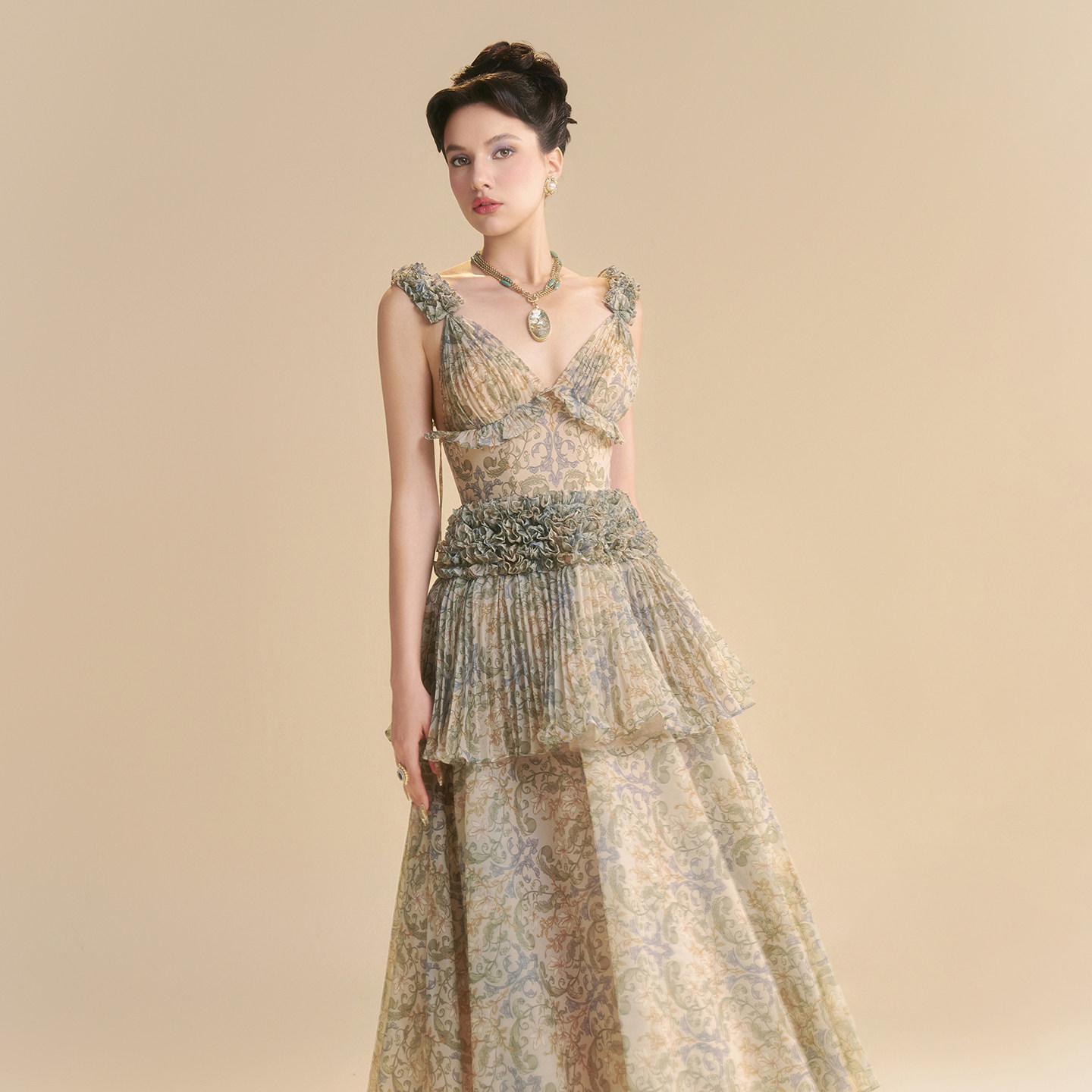 越南小众LINH PHUNG 2025年秋季新款自然黄绿色风琴褶吊带裙