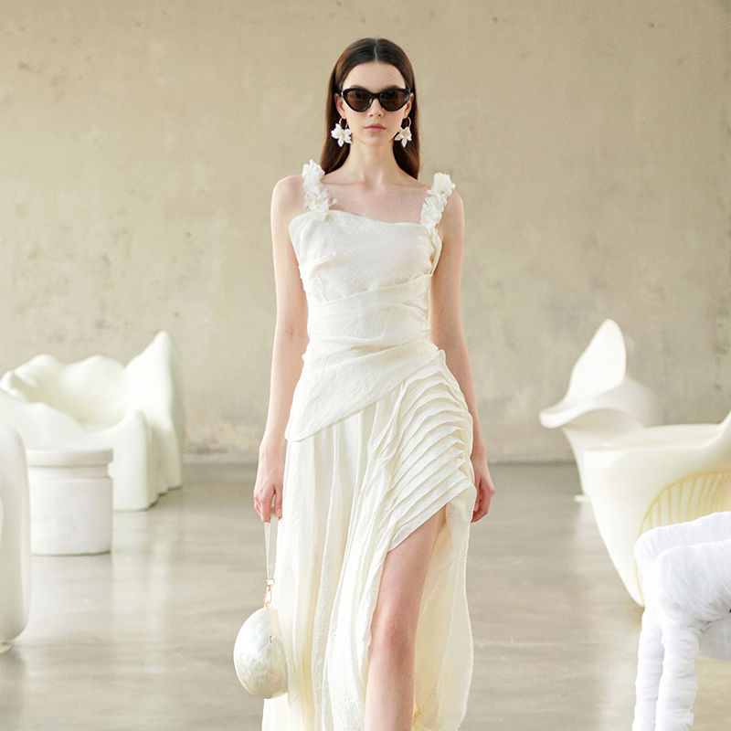 越南小众MUSTHAVE 2025年夏季新款珠光白肌理感花朵吊带裙