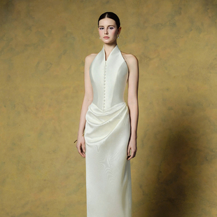 高智感缎面纽扣挂脖轻礼服裙 新款 越南小众品牌MAVEN 2026年春季