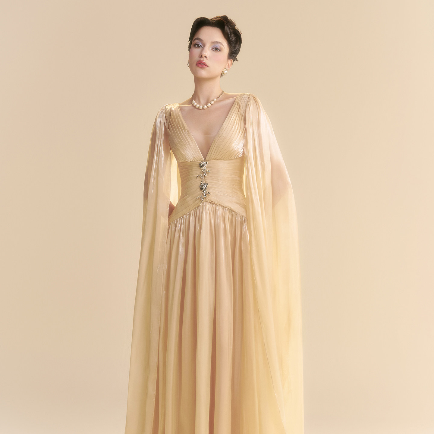 越南小众LINH PHUNG 2025年秋季新款复古欧洲风格金色礼服裙