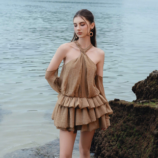 越南小众DARLING DIVA 2025年春季新款露锁骨设计简约荷叶边裙