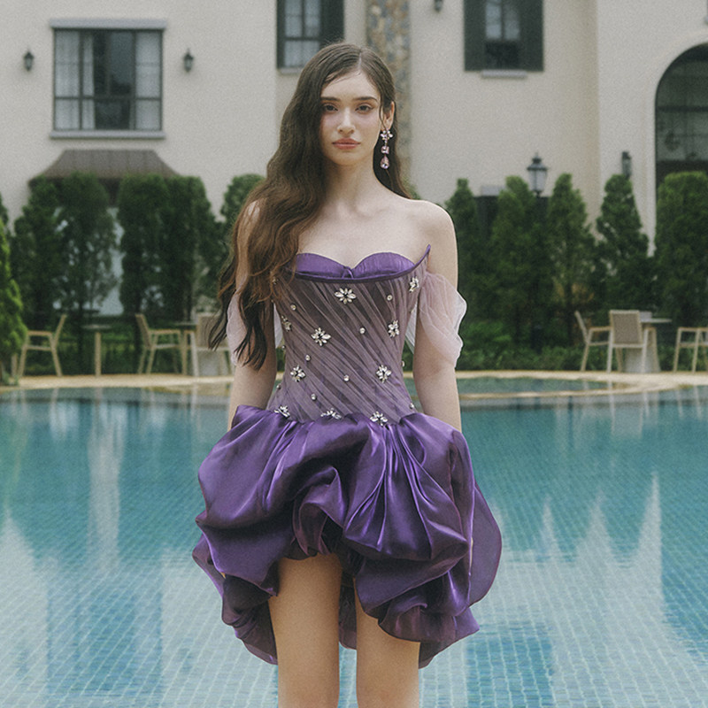 越南小众LINH PHUNG 2024冬季新款神秘紫色珠光缎面宴会抹胸裙