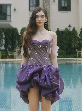 越南小众LINH PHUNG 2026冬季新款神秘紫色珠光缎面宴会抹胸裙