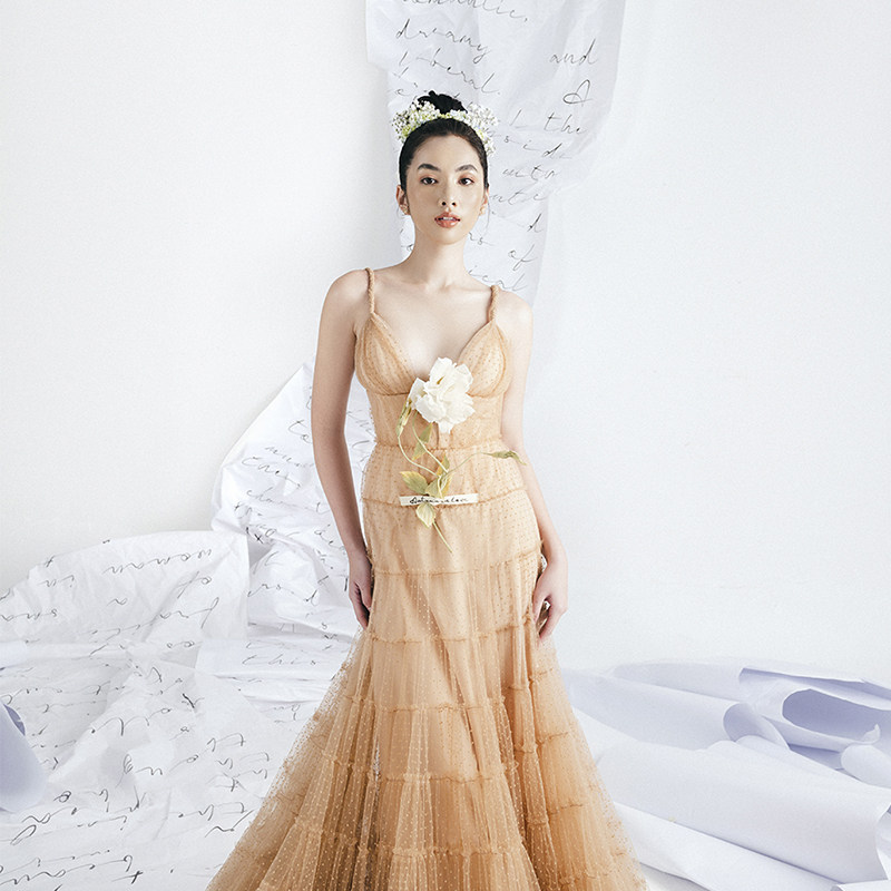 越南小众LINHPHUNG 2022秋季新款年会发布会重工波点网纱花朵长裙