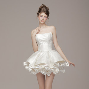 越南小众品牌BY JENNY 2025夏季新款珠光白缎面抹胸优雅短裙