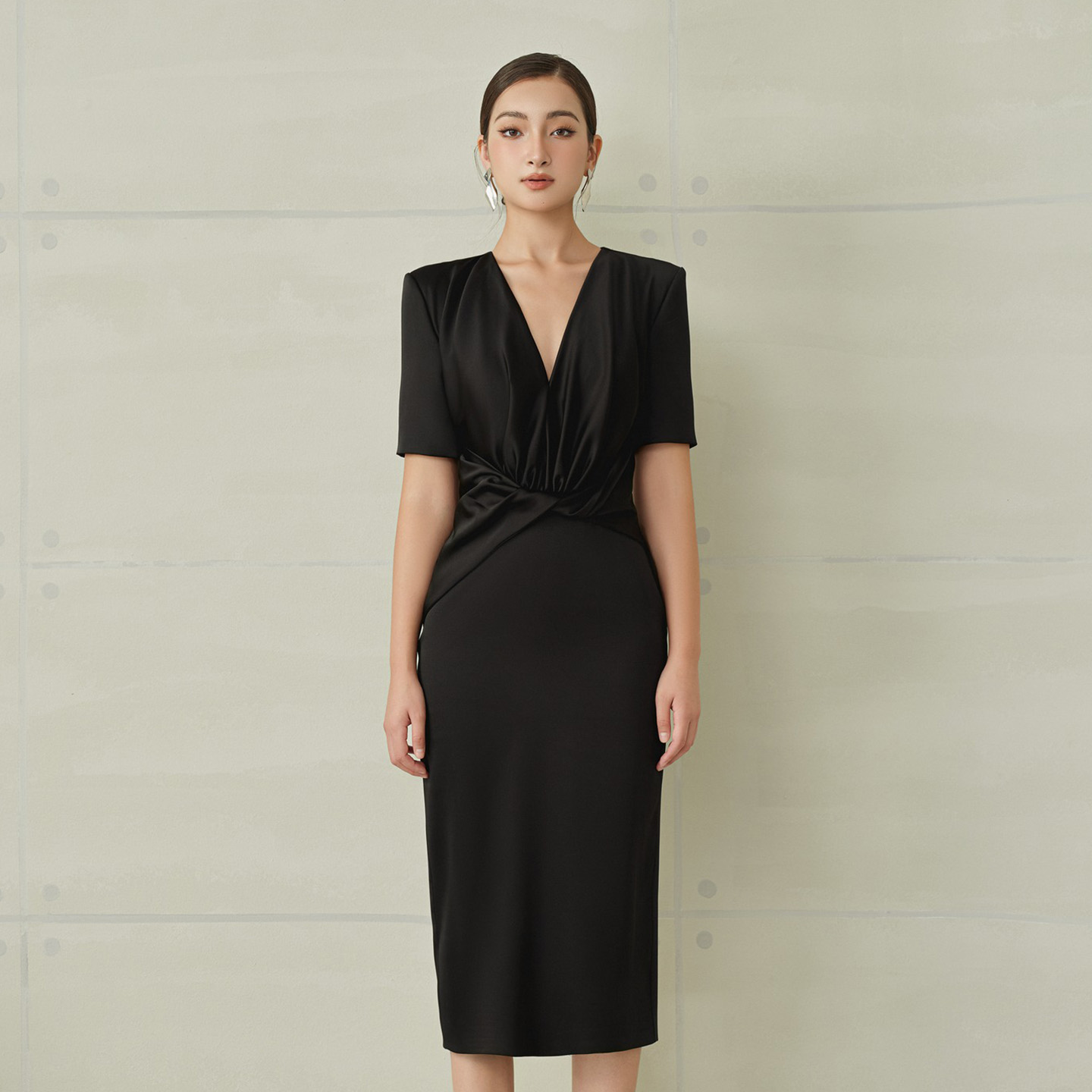 越南小众品牌LE NGOC 2025年夏季新款通勤气质黑色高收腰连衣裙