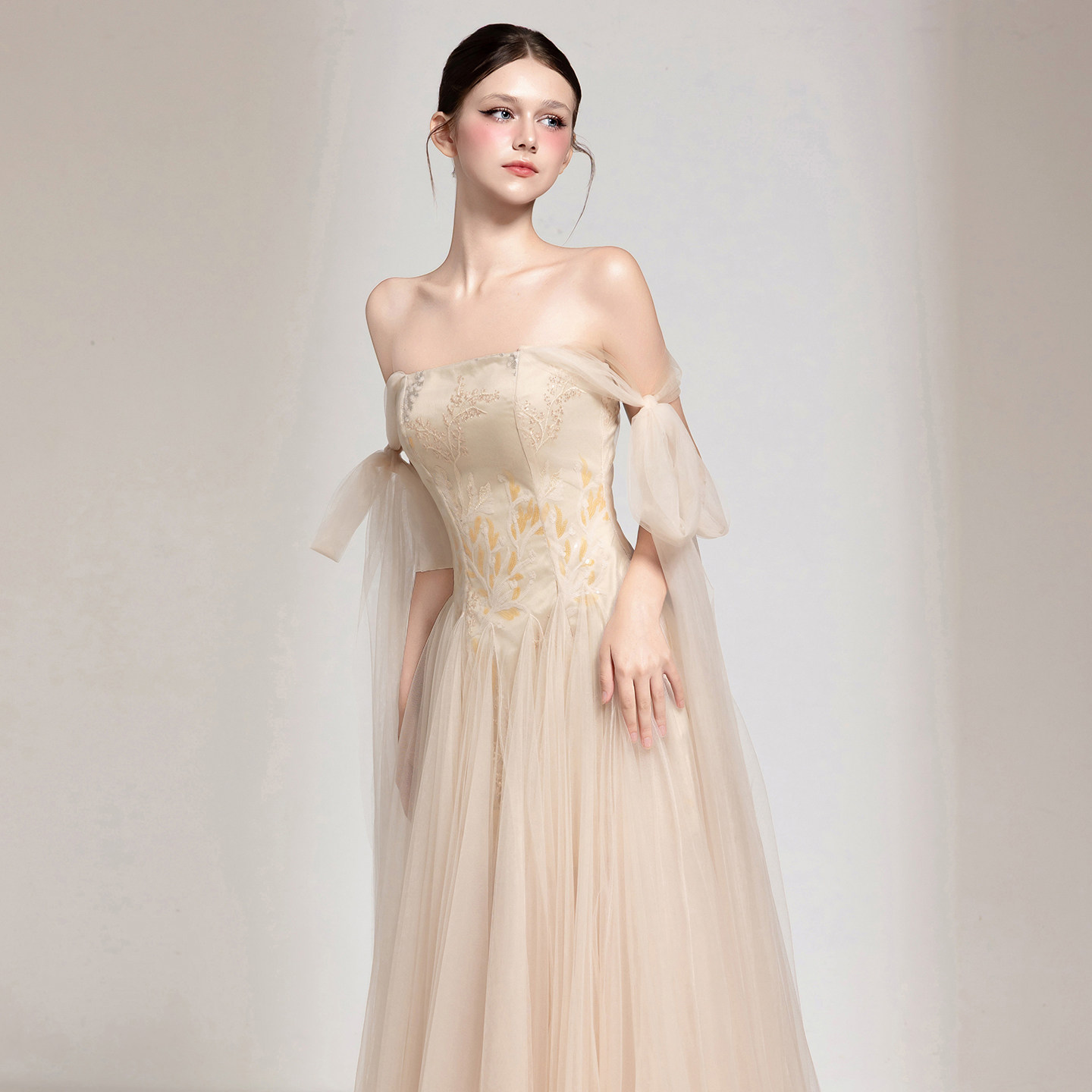 越南小众品牌CHOU PHAN 2025年秋季新款轻盈柔软杏色刺绣抹胸裙