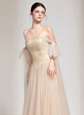 越南小众品牌CHOU PHAN 2025年秋季新款轻盈柔软杏色刺绣抹胸裙