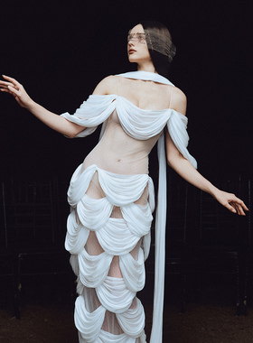 越南品牌LA VIERGE 2025年冬季新款罗浮宫维纳斯女神垂感吊带裙