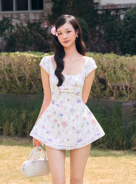 越南小众品牌ONONMADE 2025年夏季新款白色鸢尾花纹梯形领连衣裙