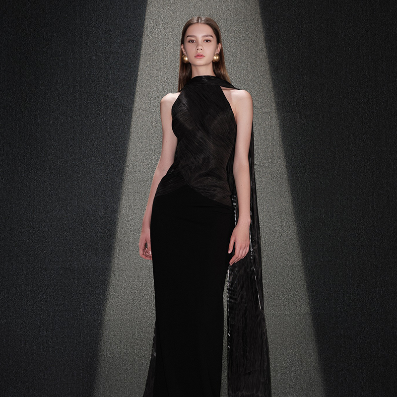越南CHAU PHAM 2023年冬季新款婀娜曲线高级黑绸缎善待无袖长裙