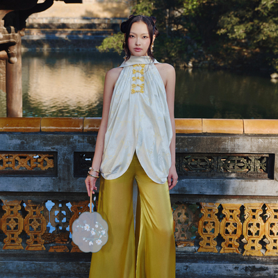 越南小众品牌JIRENE 2026年新春新款静雅诗意白黄露肩套装