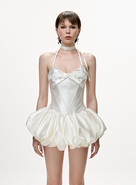 越南小众品牌NINISESI 2025年夏季新款珍珠莹润白色缎面挂脖裙