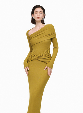 越南小众品牌FIDELE 2023年秋季新款芥黄色包肩修身褶皱连衣裙
