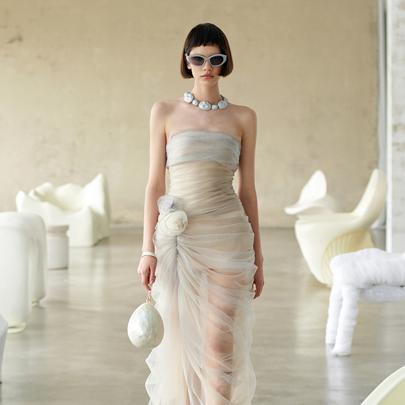 越南小众MUSTHAVE 2025年夏季新款米灰色网纱压褶收腰抹胸裙