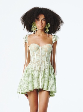 越南小众品牌ONONMM 2025年秋季新款精灵绿色鱼骨花朵法式度假裙