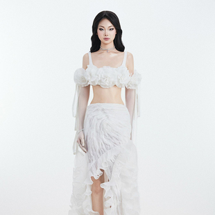 越南品牌GLAMDOLL 2025年春季新款花朵露腰吊带+同色木耳边半裙