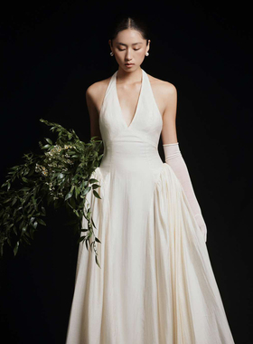 越南小众品牌HUONG 2025年夏季新款纤细腰身深v领挂脖连衣裙