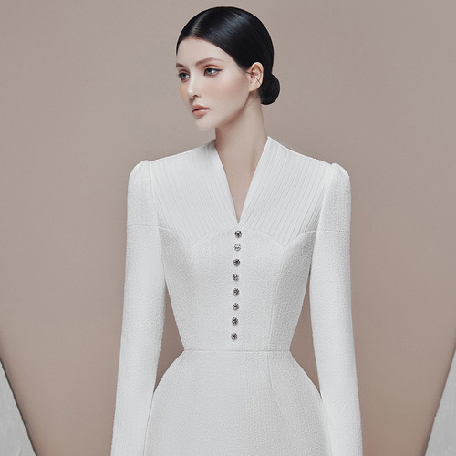 纯白色优雅v领纽扣连衣裙