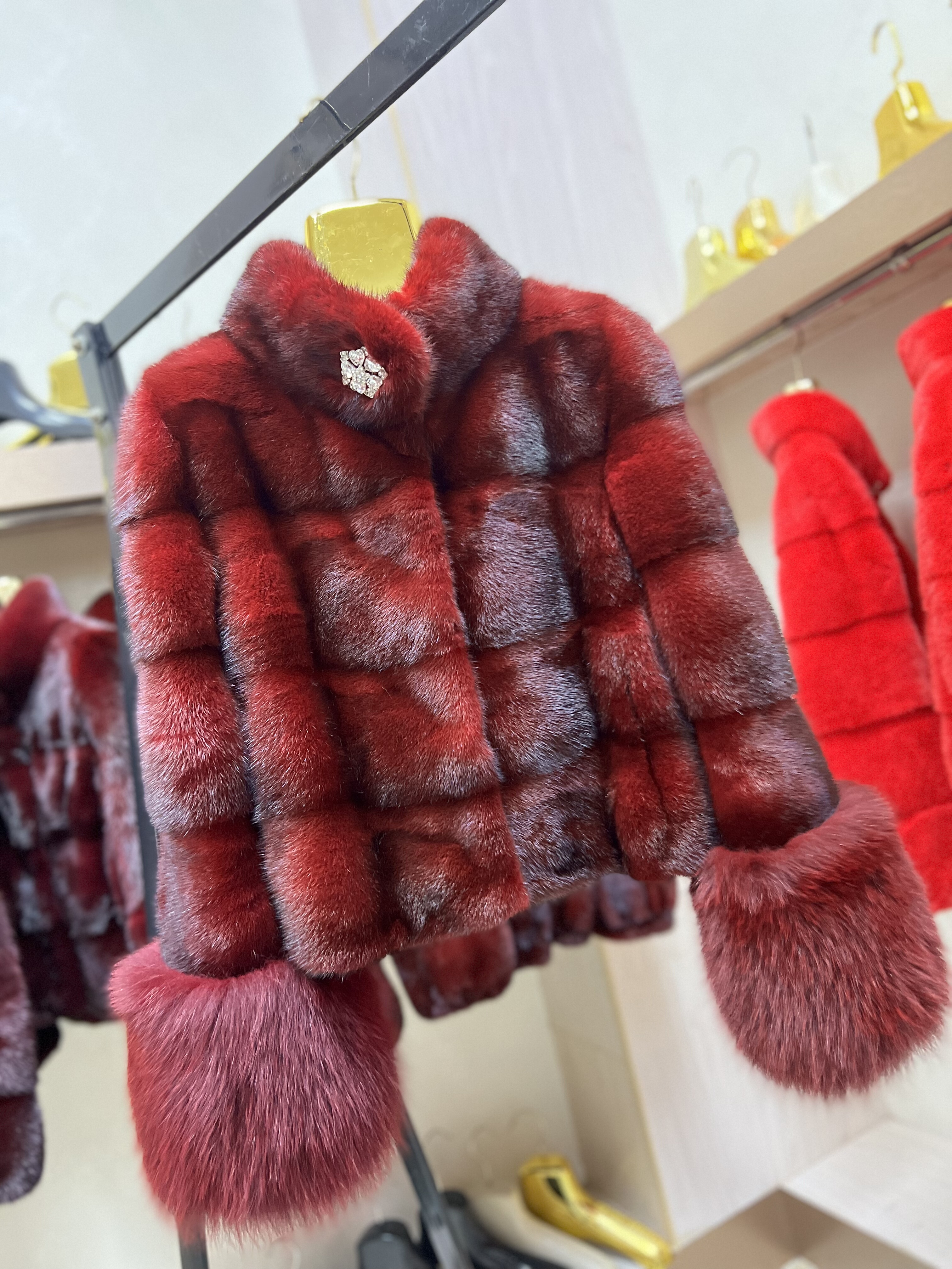 现货酒红色貂皮大衣短款立领高领皮草外套女士横排袖子狐狸毛红色