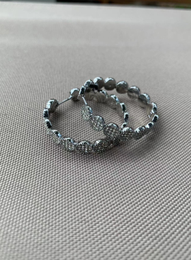 可能是圆的耳环