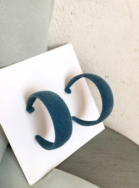 S925银针个性宽版设计C字形状蓝色耳钉时尚日常穿搭潮女耳饰耳环