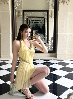 Elyssa柠夏鎏金 淡黄色缎面重工手工钉钻压褶挂脖连衣裙度假春夏