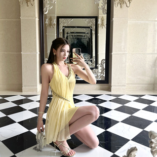 Elyssa柠夏鎏金 淡黄色缎面重工手工钉钻压褶挂脖连衣裙度假春夏