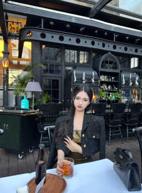 Elyssa夜幕鎏金 气质千金短款小香风黑金高级感精致长袖外套女