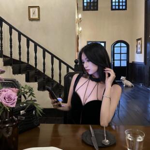 Elyssa 原创黑色丝绒挂脖裙钻链镂空蕾丝拼接鱼尾气质连衣裙秋冬