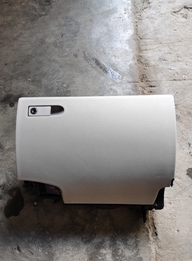 W204 C180 C200 C260 C280 C300 C63副驾工具箱C级杂物箱储物箱