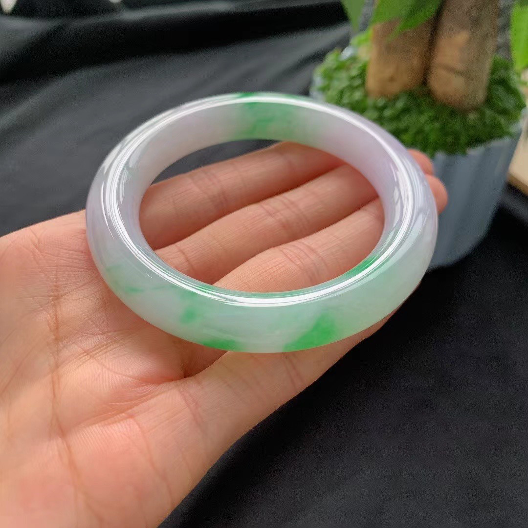 细糯种阳绿圆条镯,尺寸:55-11-11,阳绿翠清扬,温婉而雅致