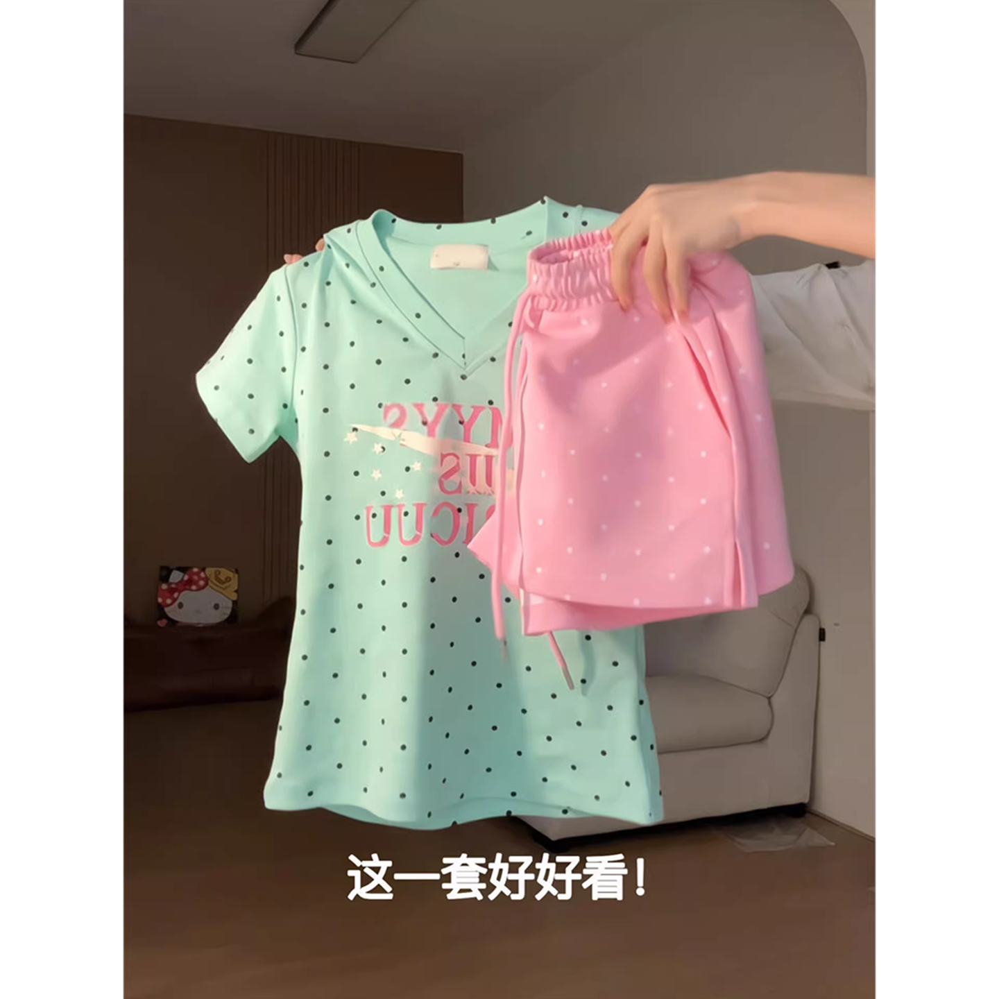 美式波点满印薄荷绿V领短