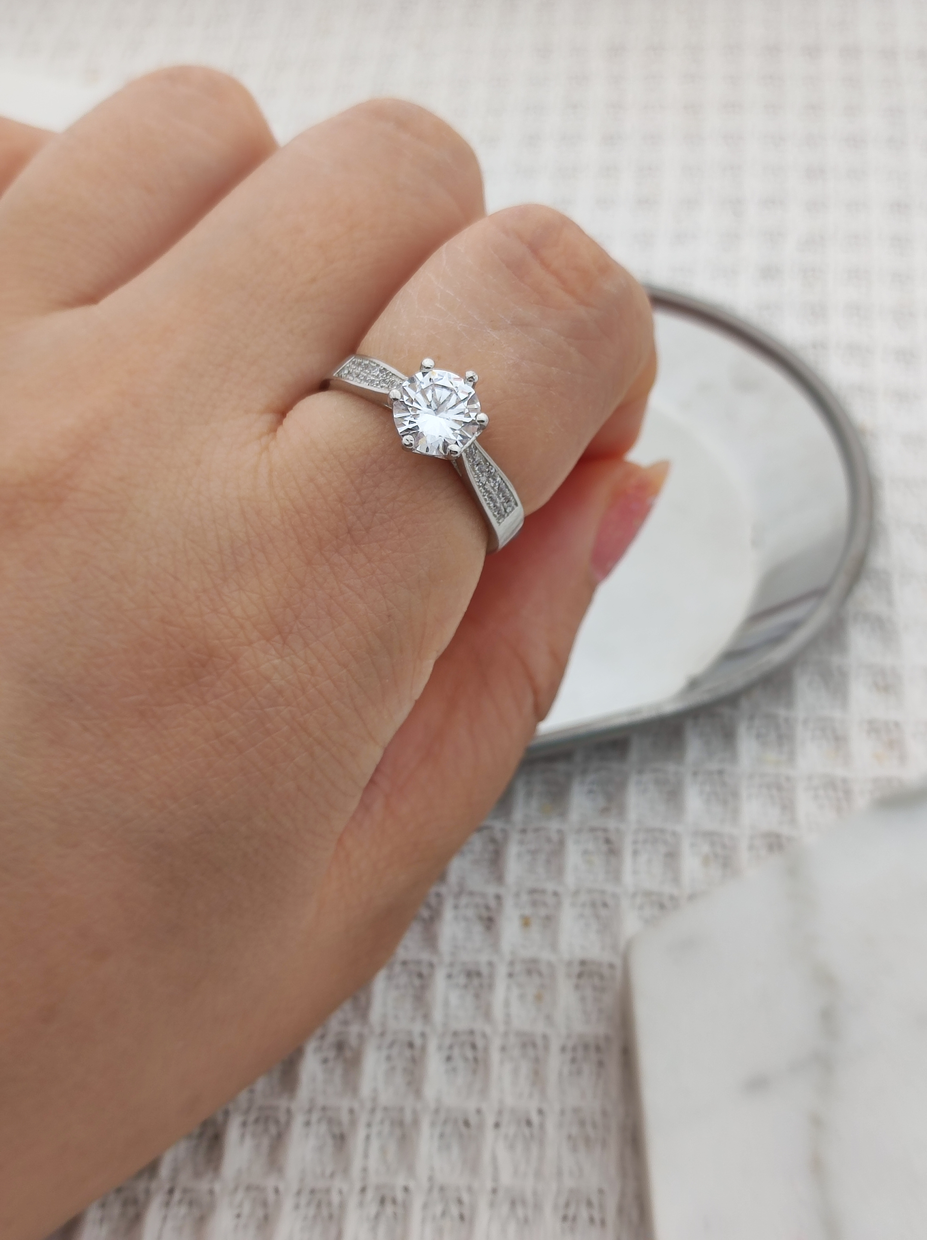 纯银镀K金镶六爪高碳钻结婚订婚求婚戒指女 指环1克拉送礼开口